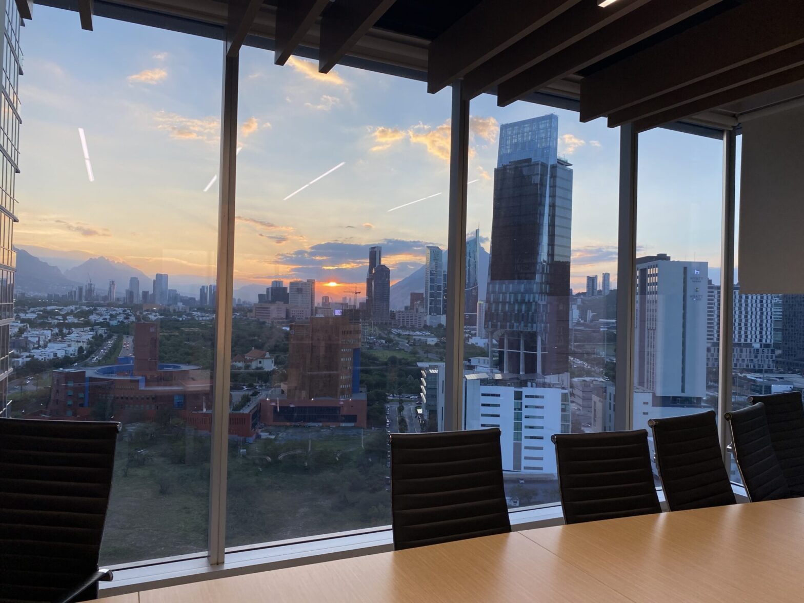 Sicht aus einem Besprechungszimmer im Hochhaus auf die Stadt Monterrey Mexico