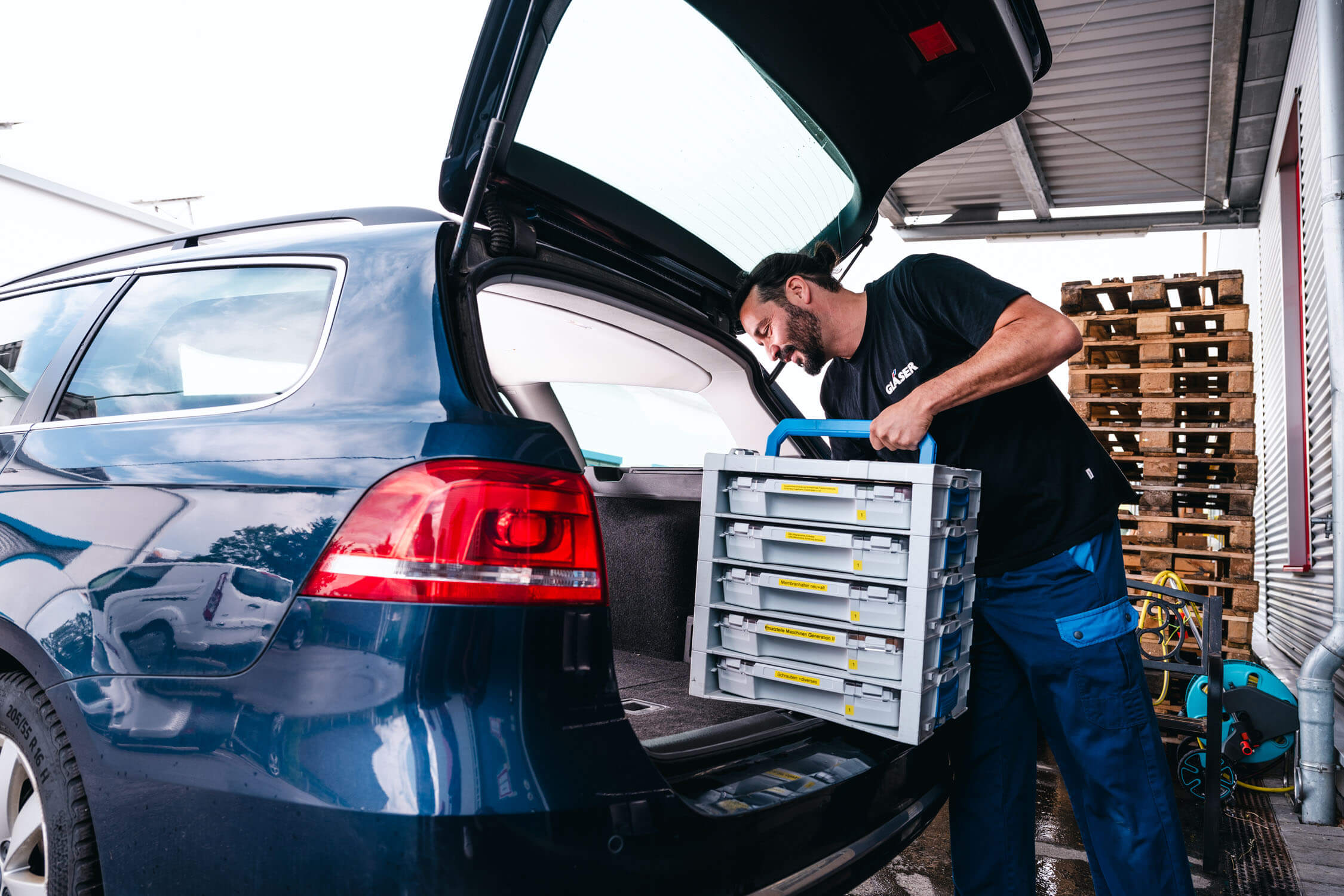 Mario Lepore, Serviceleiter bei der GLÄSER GmbH beim Einladen eines Servicekoffers zur Vorbereitung einer Wartung an einer Extraktionsmaschine